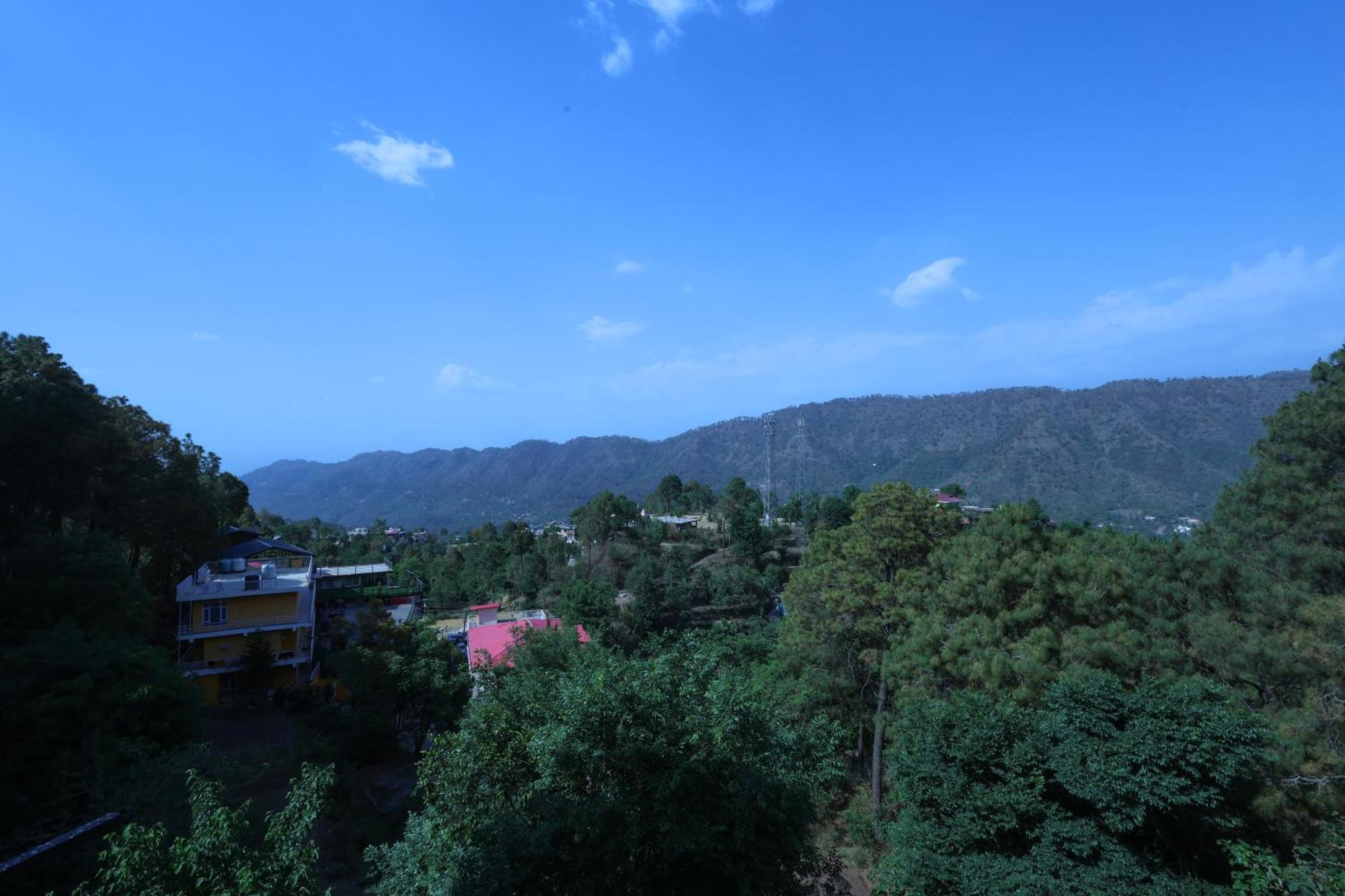 شقة Cozy Heavenn 2Bhk I Kasauli I Mountain View 93O68I282O المظهر الخارجي الصورة