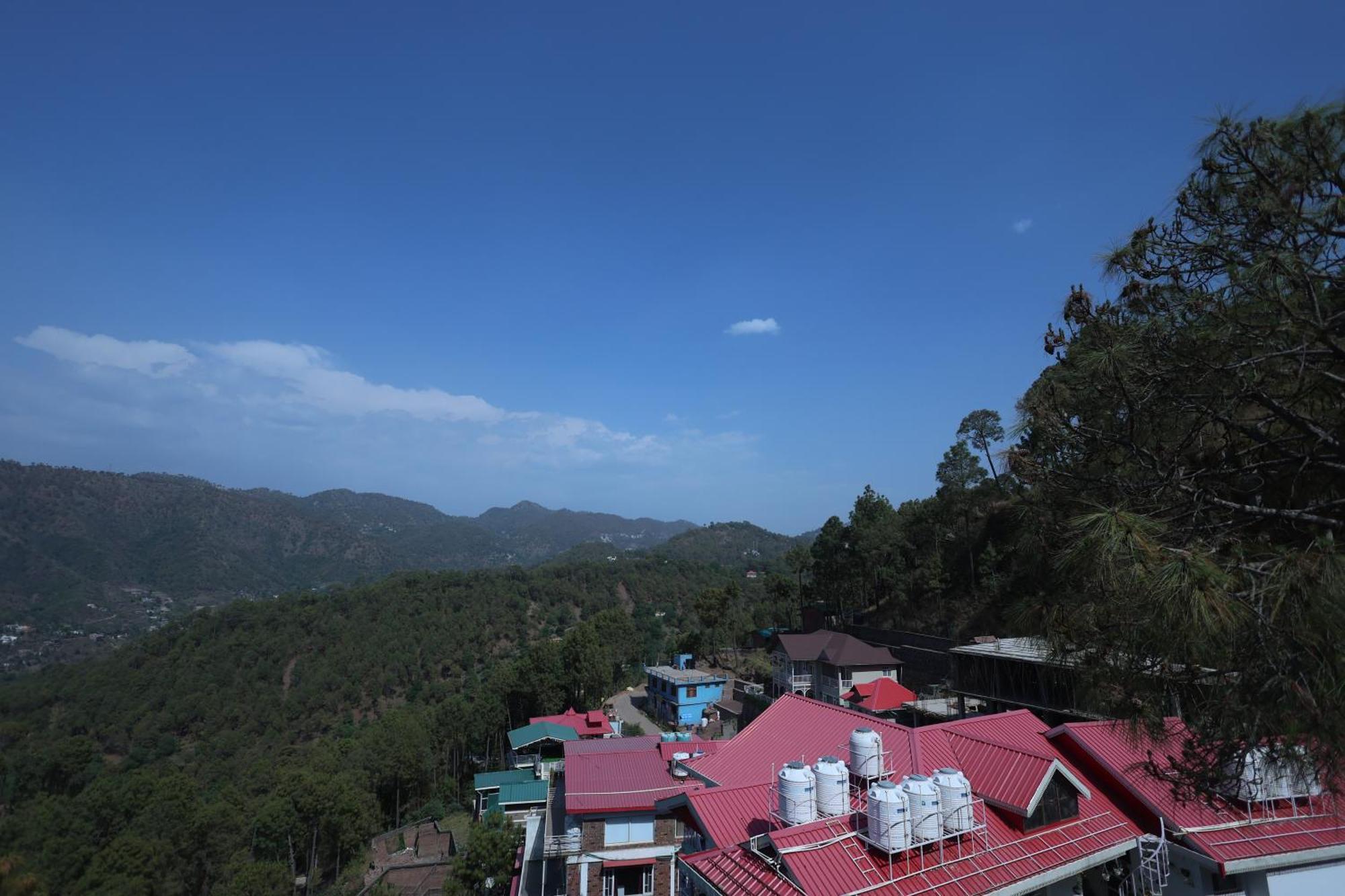 شقة Cozy Heavenn 2Bhk I Kasauli I Mountain View 93O68I282O المظهر الخارجي الصورة